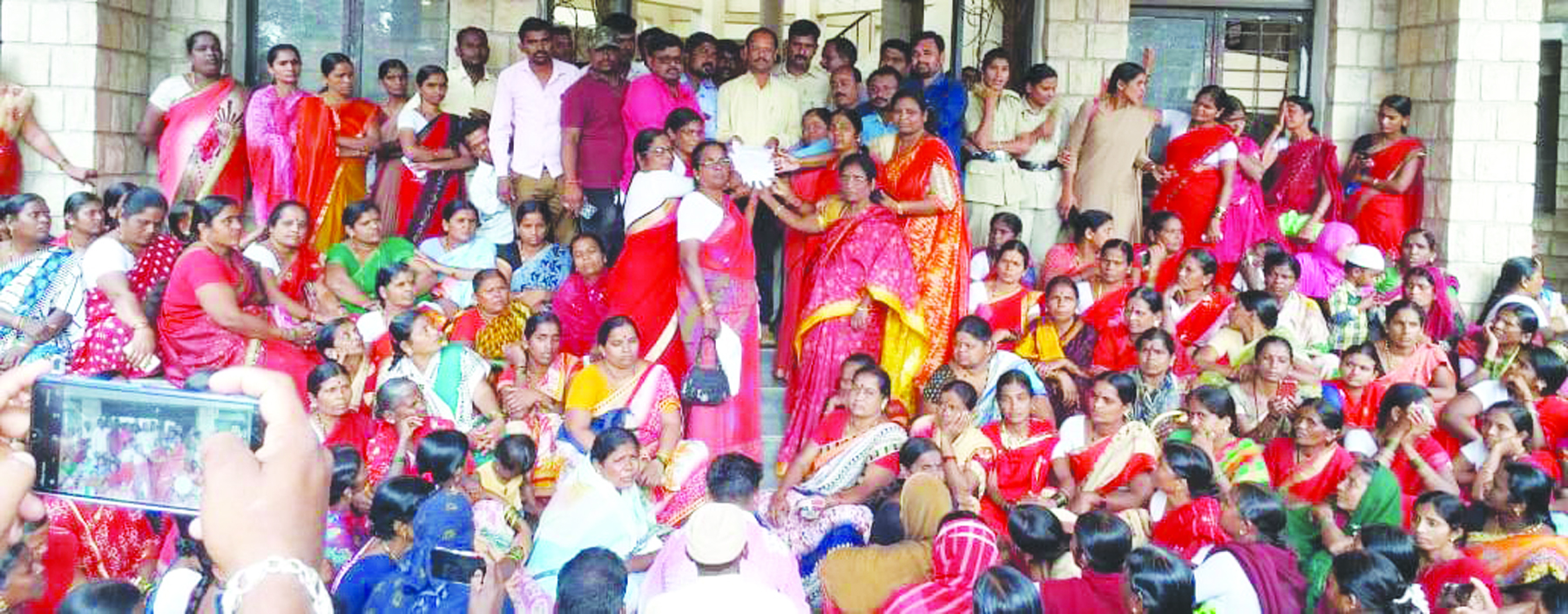 ವಿವಿಧ ಬೇಡಿಕೆ ಈಡೇರಿಸುವಂತೆ ಒತ್ತಾಯಿಸಿ ಬೃಹತ್ ಪ್ರತಿಭಟನೆ